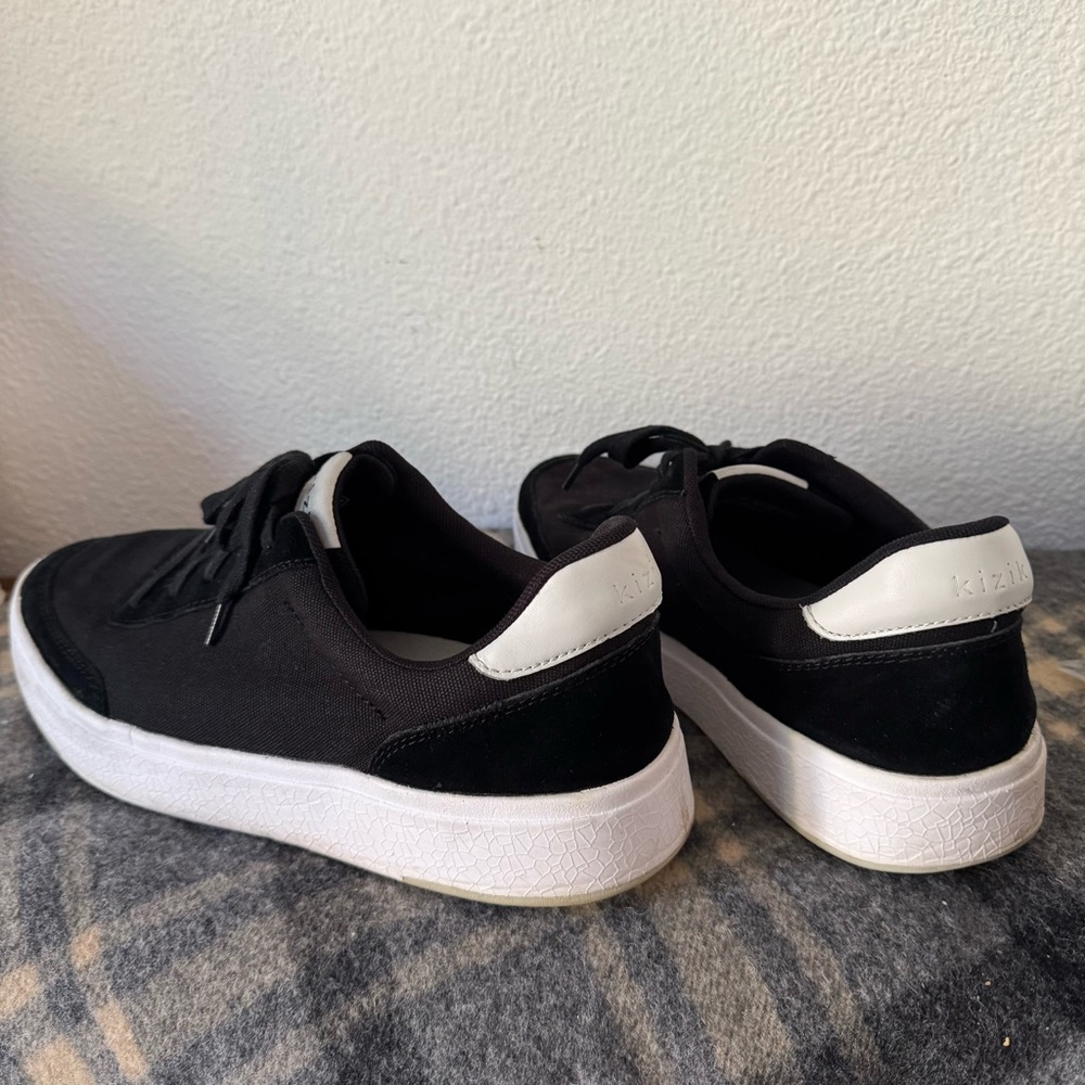 Kizik Prague Hands-Free Sneaker Black White Wide M 11.5 W 13 Athleisure Unisex - Picture 9 of 12